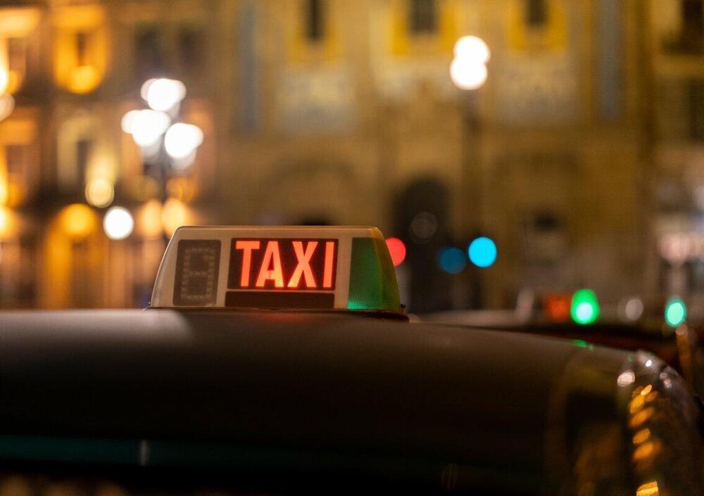 Il popolo della notte promuove l'idea dei taxi gratis