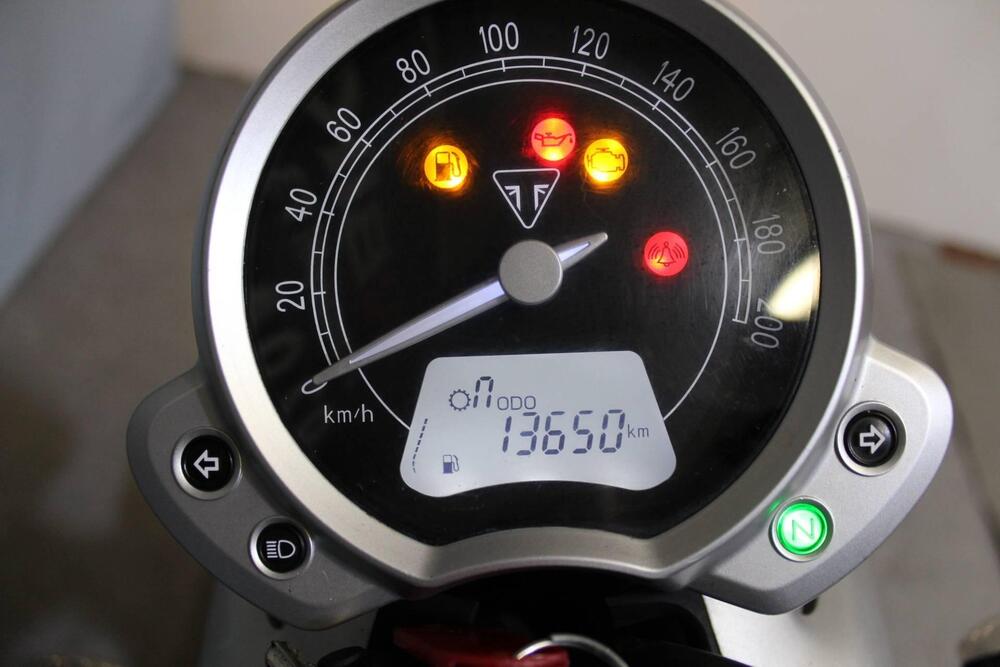 Triumph Street Twin 900 (2016) (3)