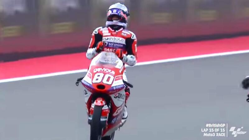 MotoGP 2023. GP della Gran Bretagna a Silverstone. Moto3, da ultimo a primo che vittoria di David Alonso! Romano Fenati sorpassi spettacolo! [RISULTATI E VIDEO]