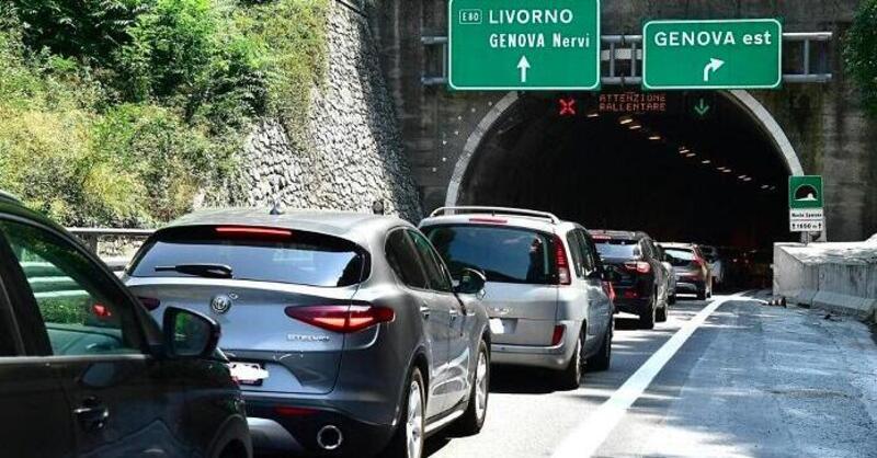 Genova, Incidente mortale in A12: motociclista travolto da un pullman. Autostrada bloccata per ore 