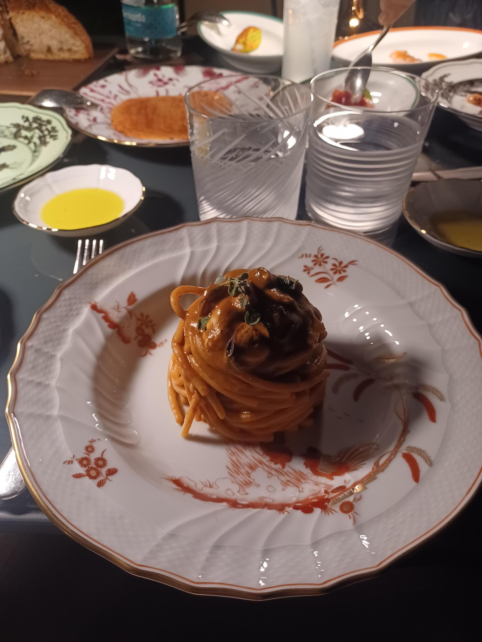 Spaghettone alle cozze, pompelmo bruciato e maggiorana all&#039;Hotel Bulgari di Roma dello chef Niko Romito