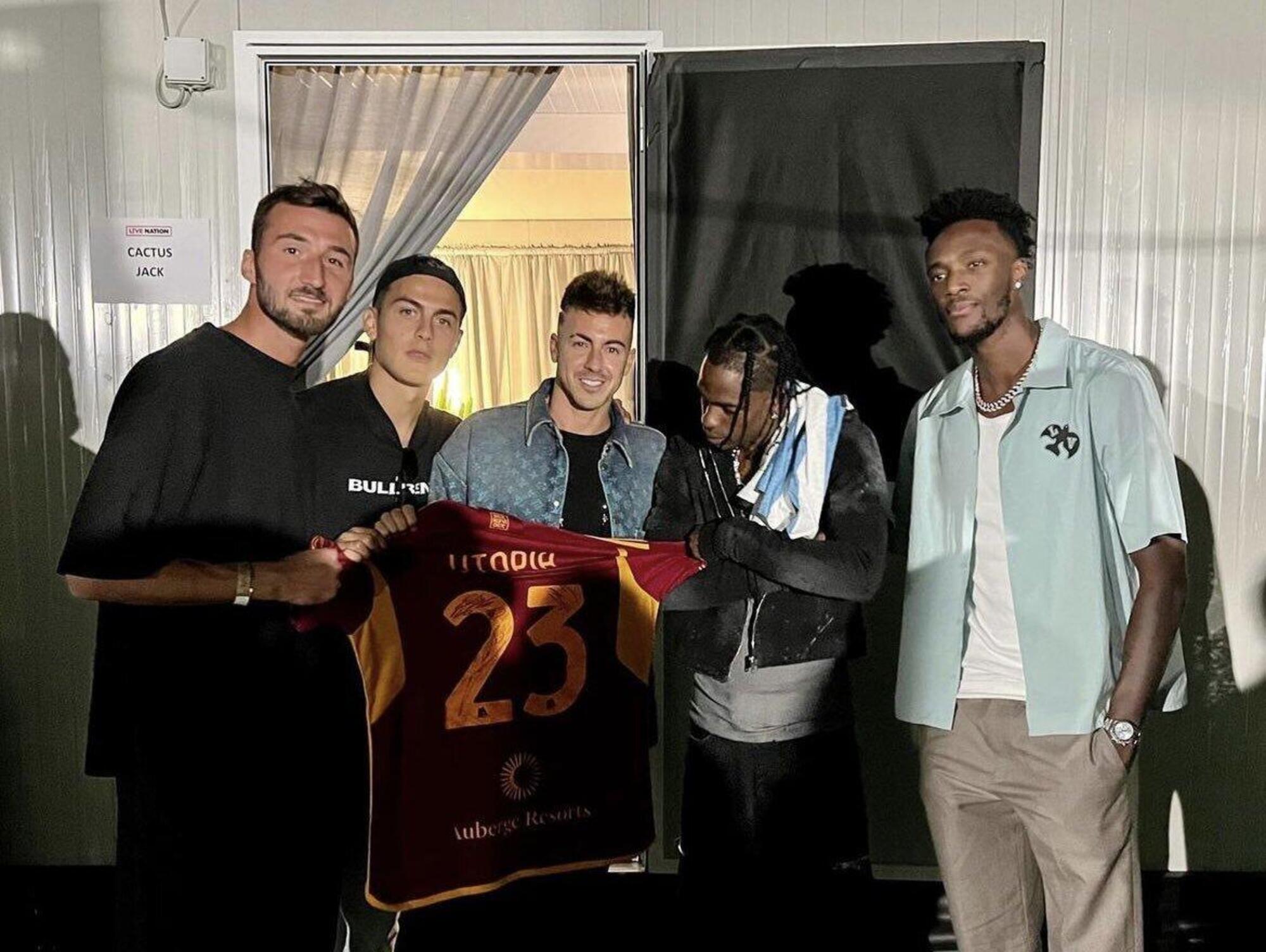 Travis Scott con alcuni calciatori della Roma