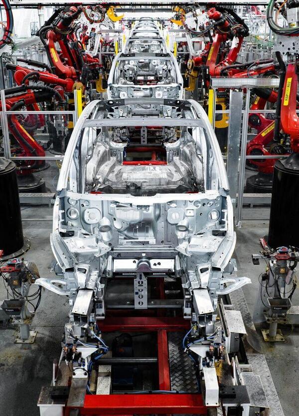 Una Tesla prodotta in 40 secondi? Non cos&igrave; in fretta&hellip;Un po&rsquo; di chiarezza sul video della Gigafactory in Cina