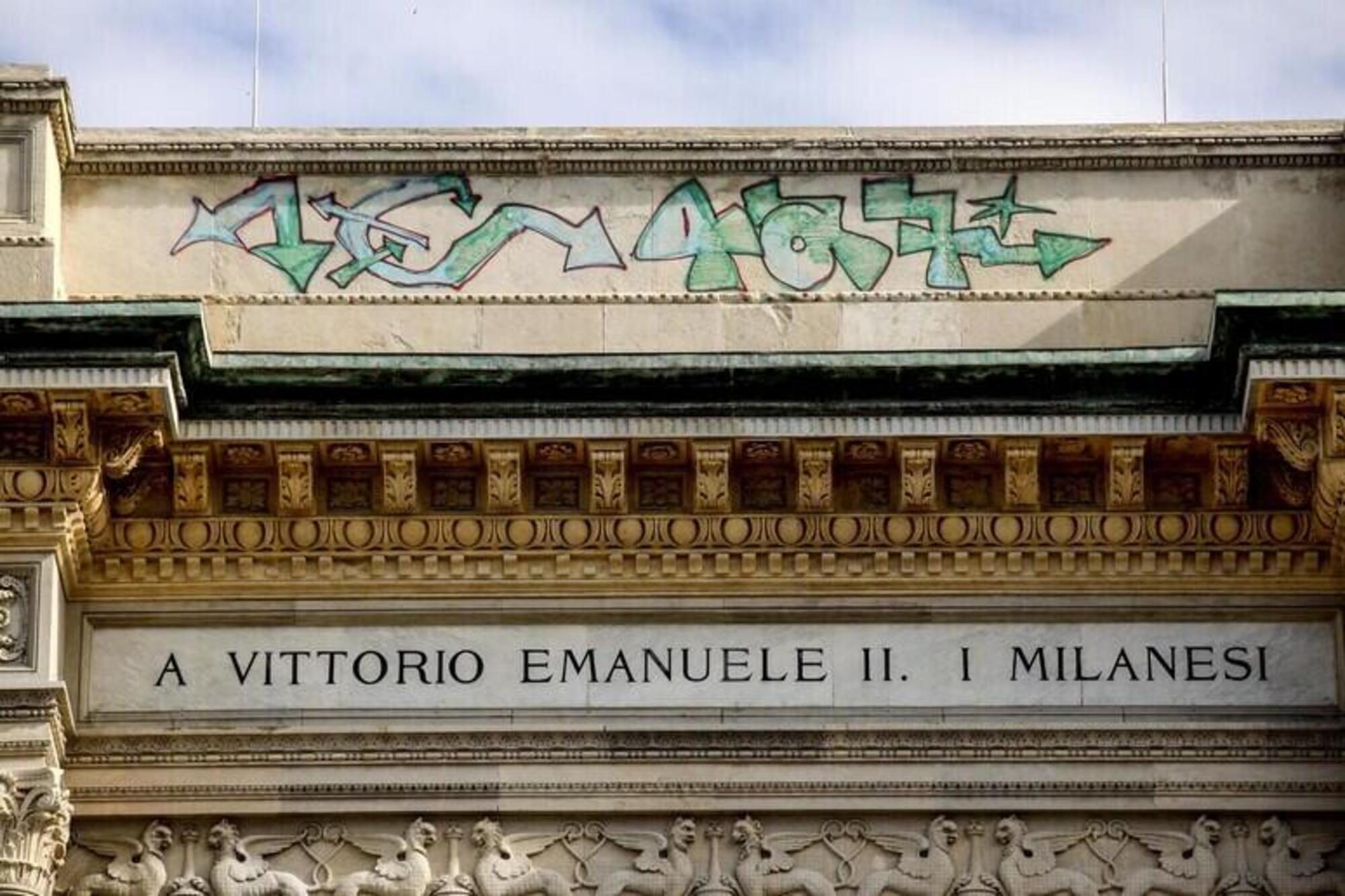 Il graffito sulla Galleria Vittorio Emanuele di Milano
