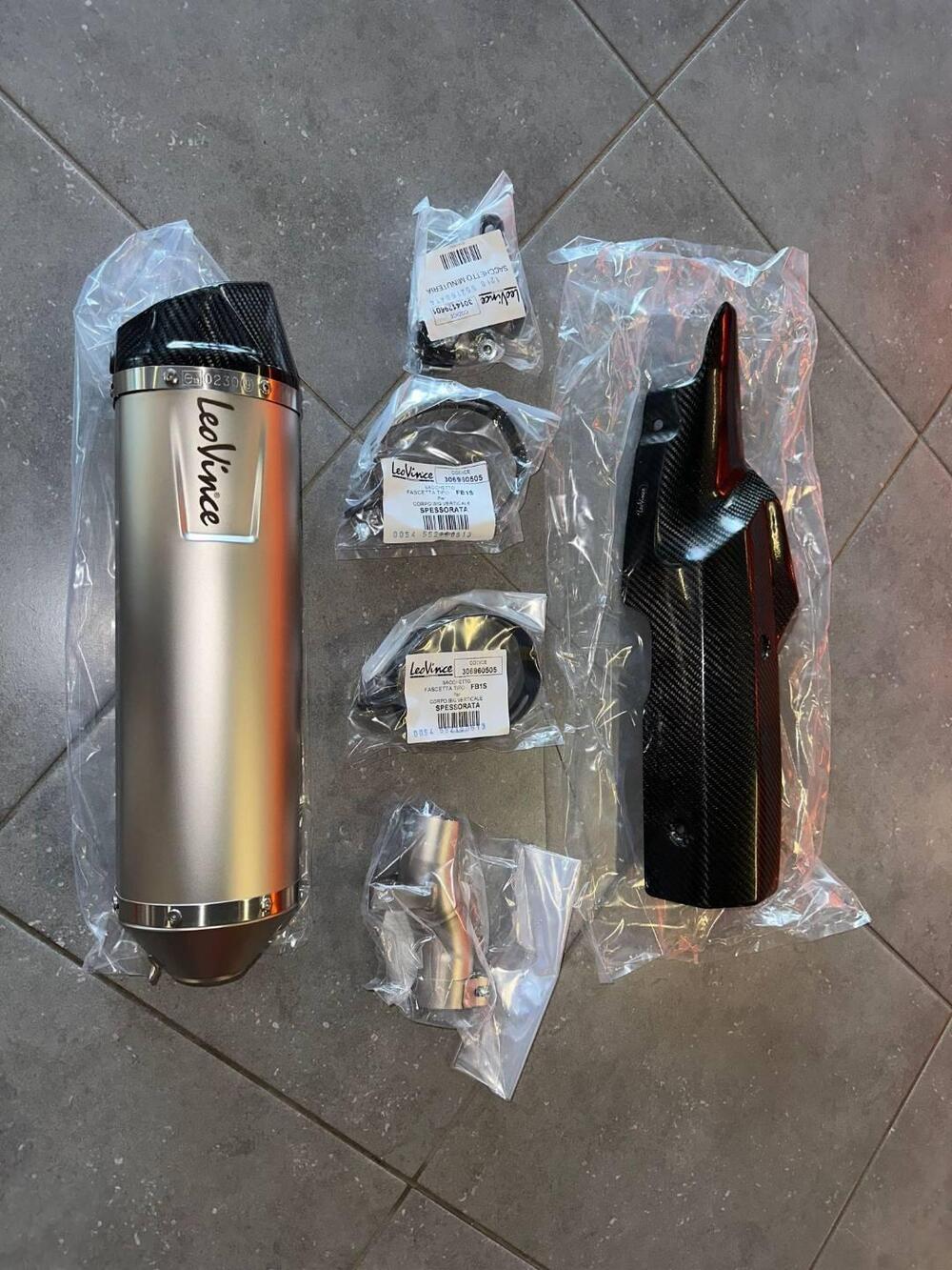 TERMINALE LV ONE EVO INOX CARBONIO AFRICA TWIN 201 Leovince (2)