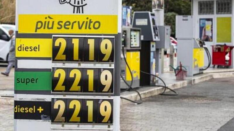 Carburanti, benzina ai massimi da un anno. Il prezzo crescer&agrave; ancora?