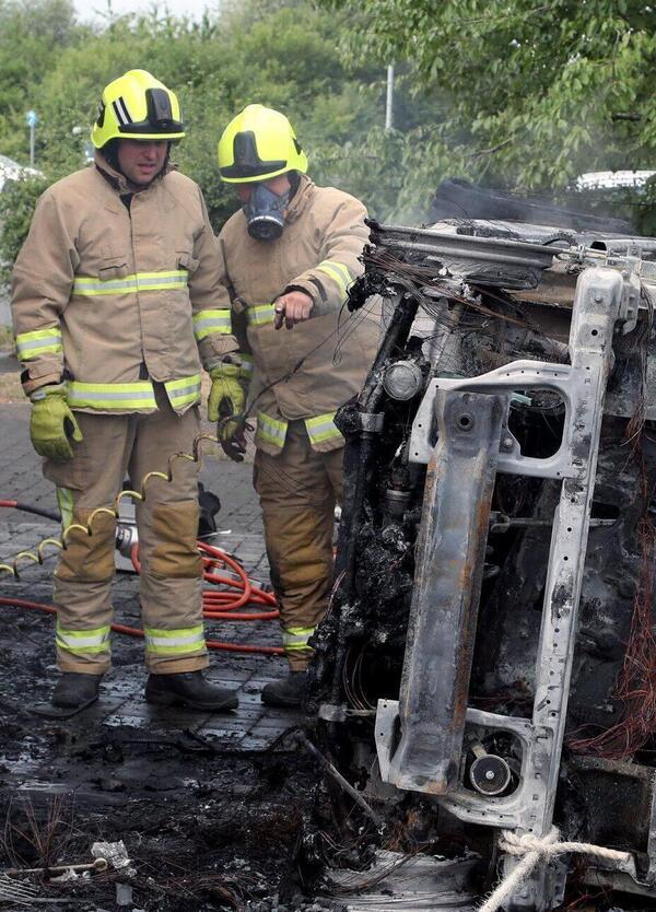 I vigili del fuoco ammettono: le auto elettriche prendono fuoco spontaneamente