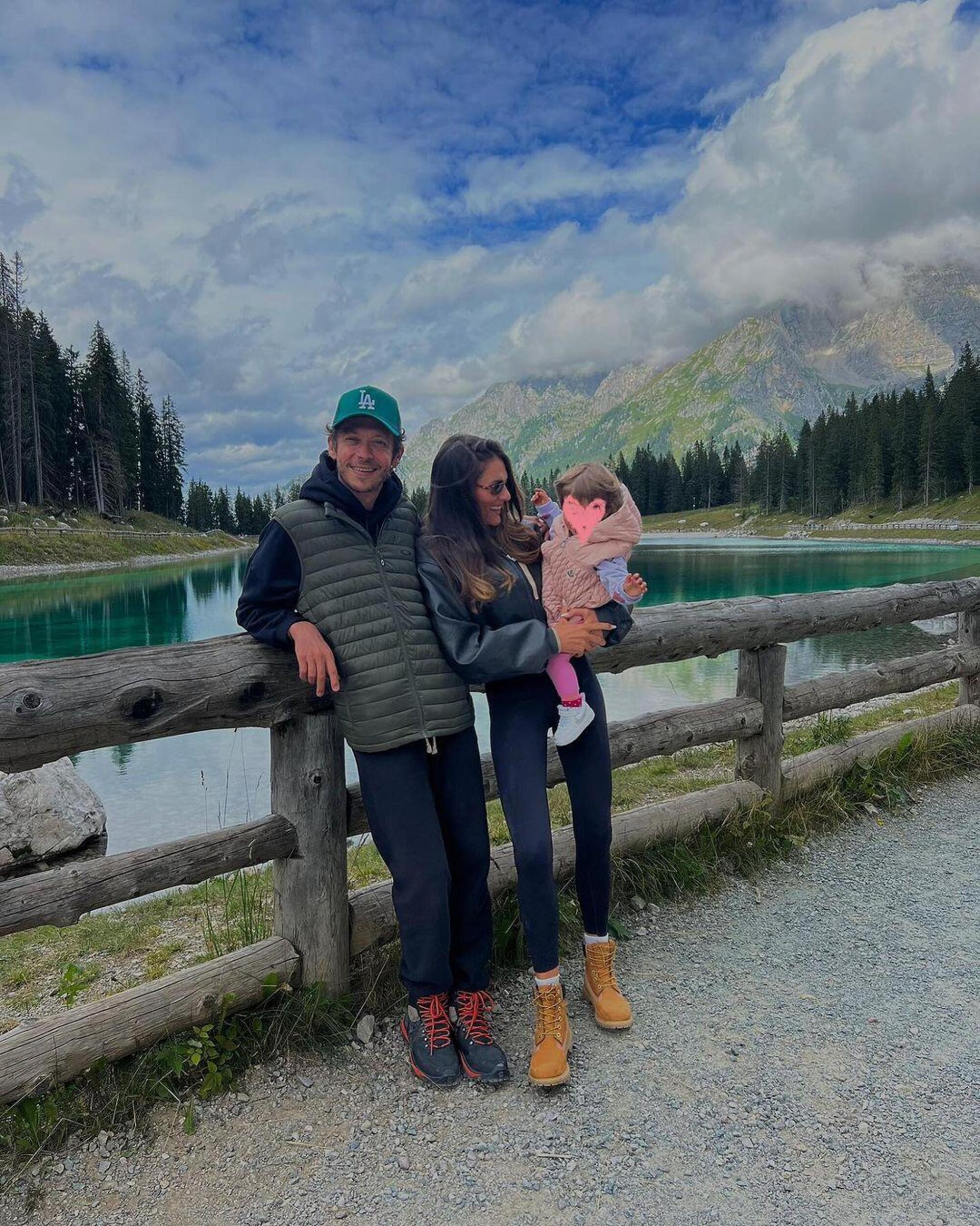 Valentino Rossi con Francesca Sofia Novello e la piccola Giulietta al lago Montagnoli
