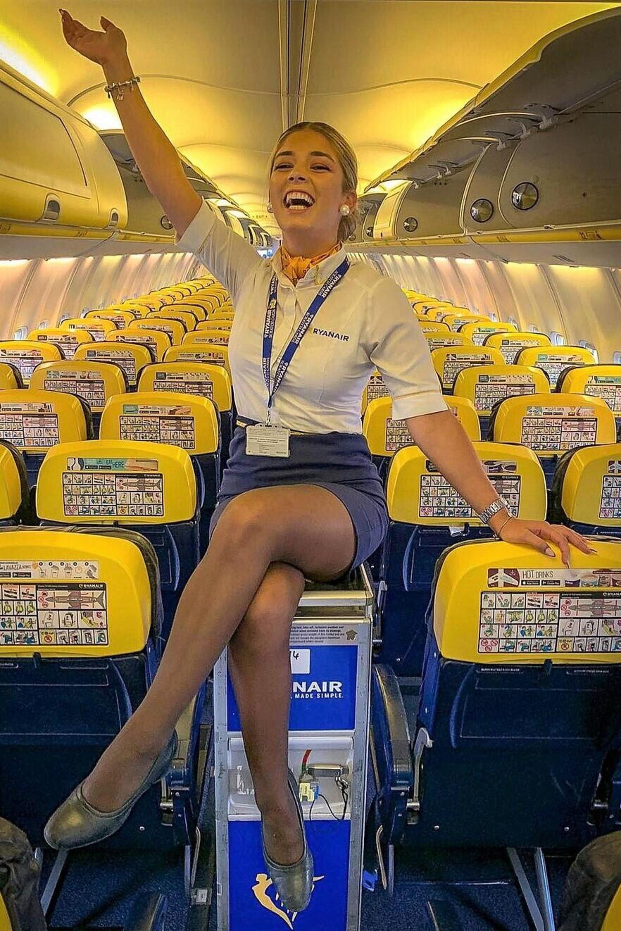 Una stewardess di Ryanair: la compagnia irlandese minaccia di lasciare (almeno in parte) l&#039;Italia