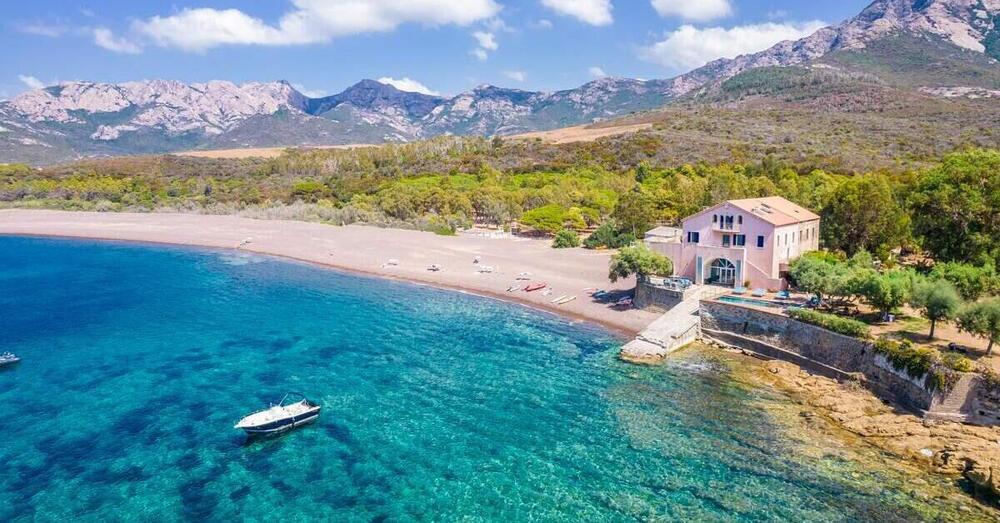 La casa da sogno delle vacanze di Charles Leclerc: il prezzo per una settimana in Corsica divide i tifosi