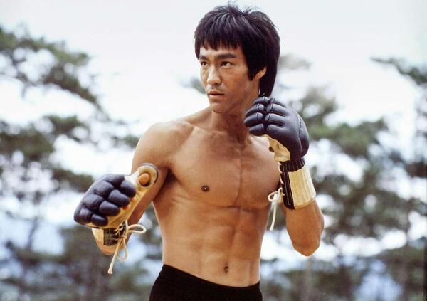 Bruce Lee torna al cinema, ma sembra non essersene mai andato: le origini del mito delle arti marziali