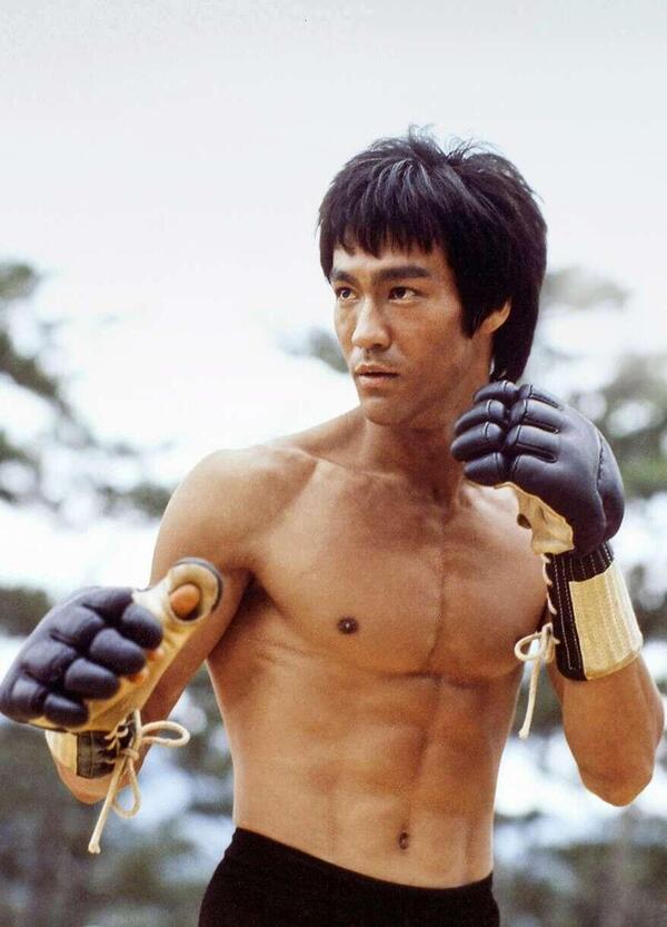 Bruce Lee torna al cinema, ma sembra non essersene mai andato: le origini del mito delle arti marziali
