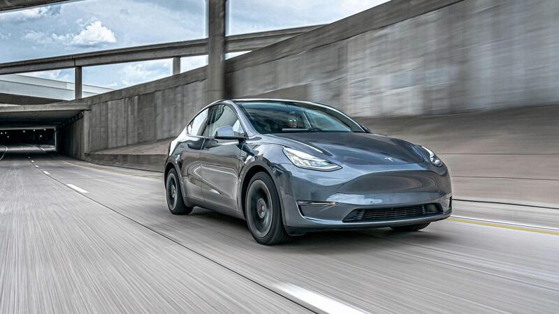 Tesla: infotainment declassato sulla Model Y, i fan indagano