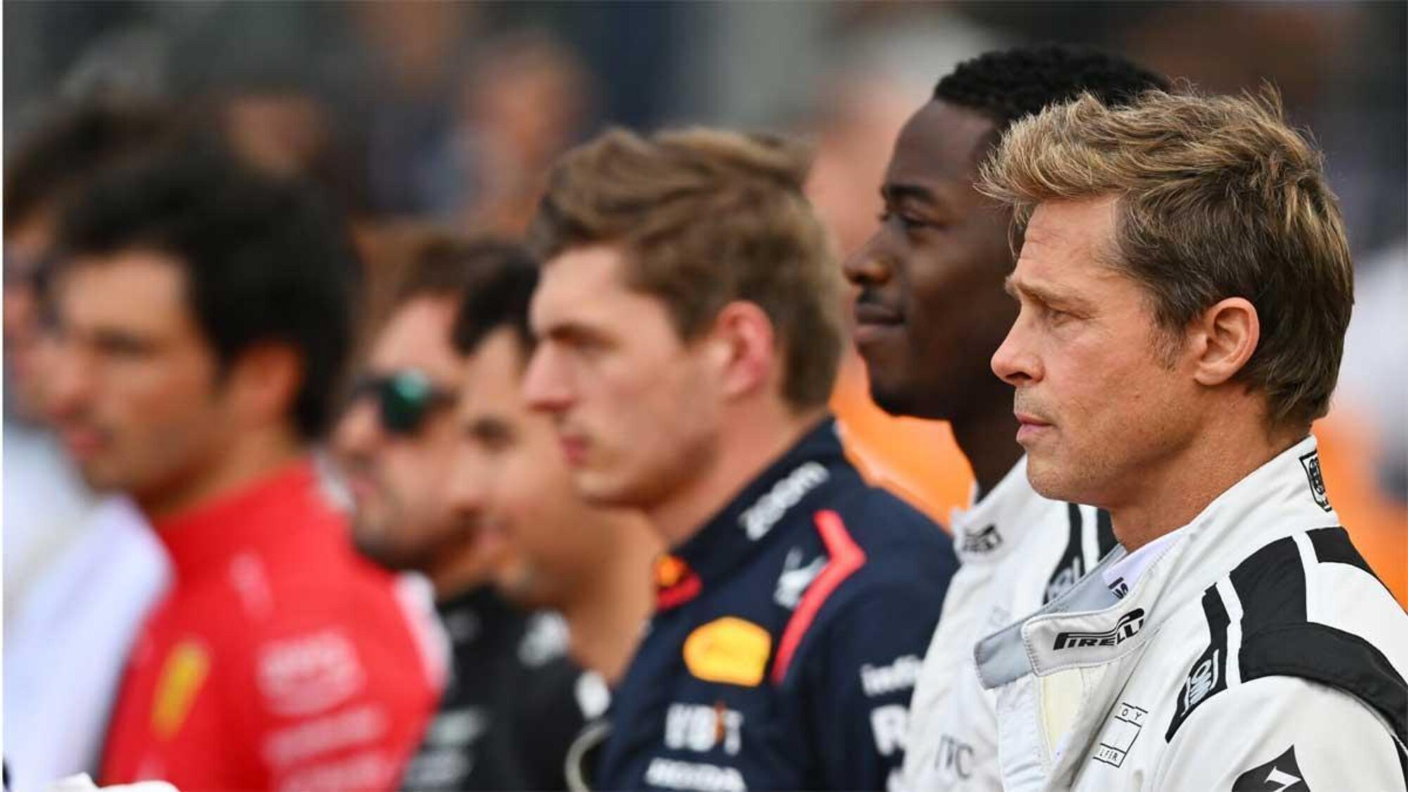 Brad Pitt insieme agli altri piloti di Formula 1
