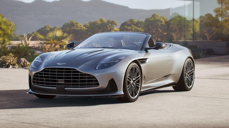 Aston Martin DB12 Volante, la cabriolet inglese che fa divertire [VIDEO]