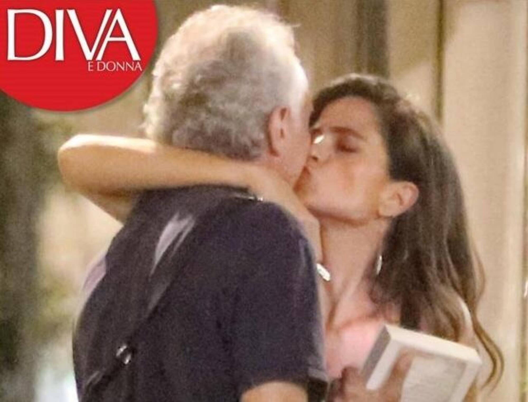 Il bacio tra Travaglio e Veronica Gentili