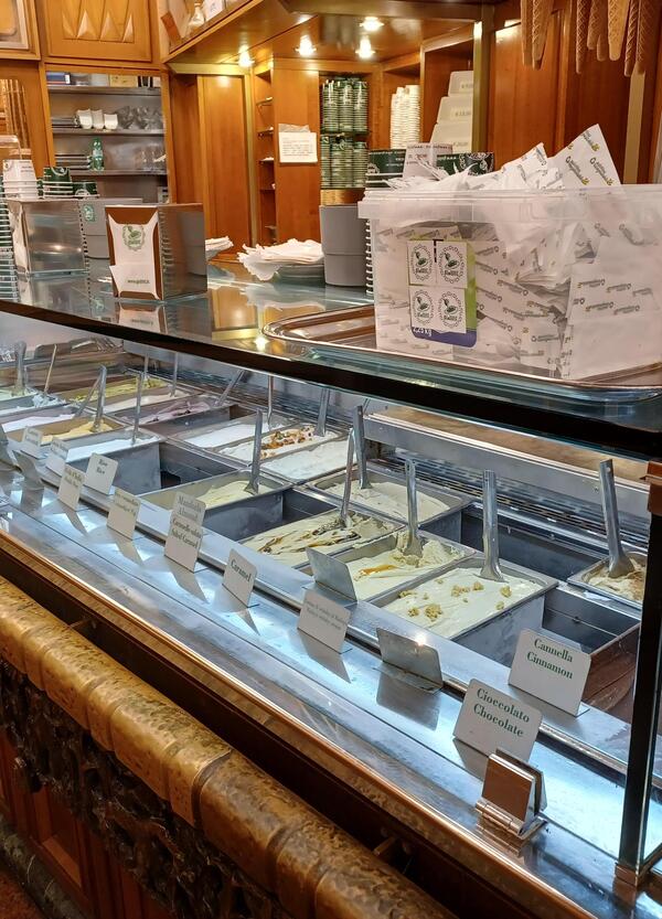 Siamo andati a mangiare all&rsquo;Antica Gelateria Giolitti a Roma: buono il gelato (non il migliore), ottima la pasticceria ma&hellip; le torte, i panini e l&rsquo;aperitivo?