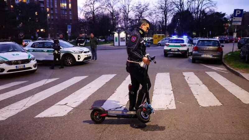 Milano. Incidente in monopattino lungo i Navigli: 26enne lotta per la vita