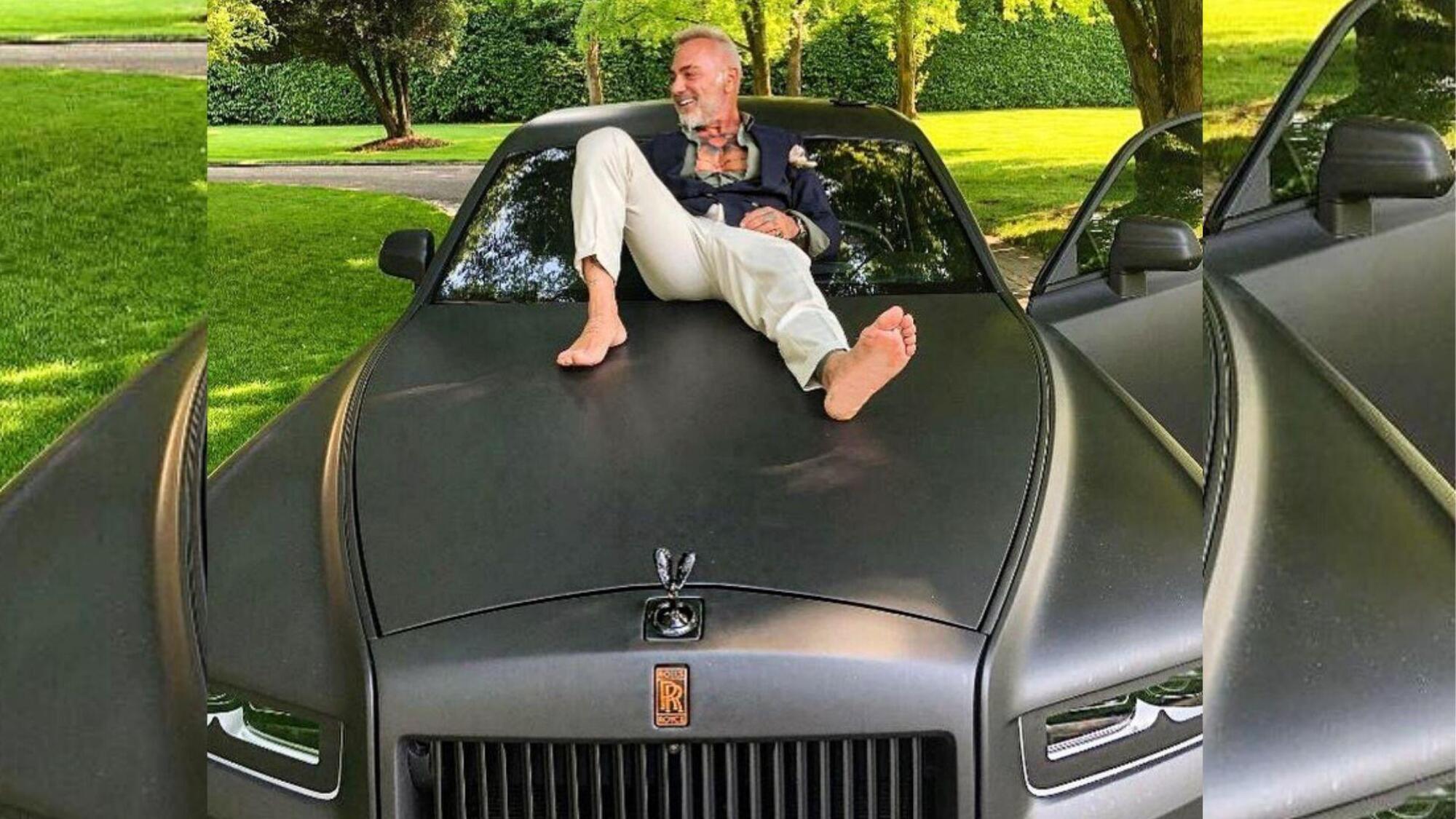 Gianluca Vacchi sdraiato sulla sua Rolls Royce