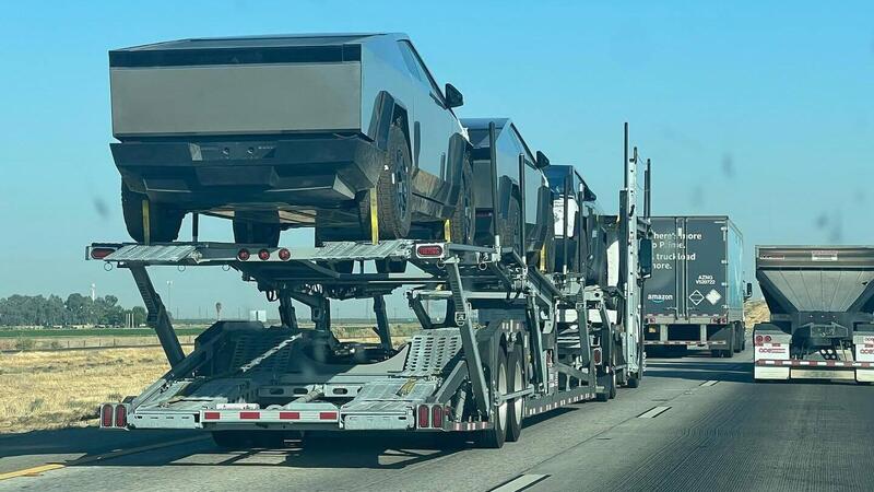 Strani veicoli a bordo, la Polizia si interroga. Ma erano Tesla Cybetruck