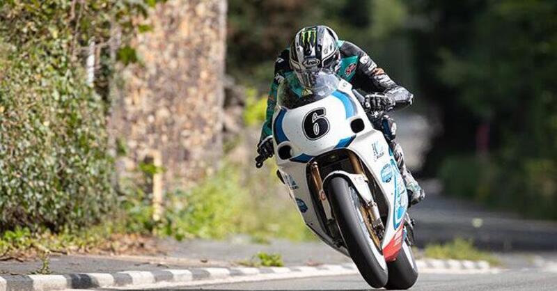 Manx Grand Prix 2023: Michael Dunlop gi&agrave; in testa alle qualifiche, incidente mortale per Gary Vines