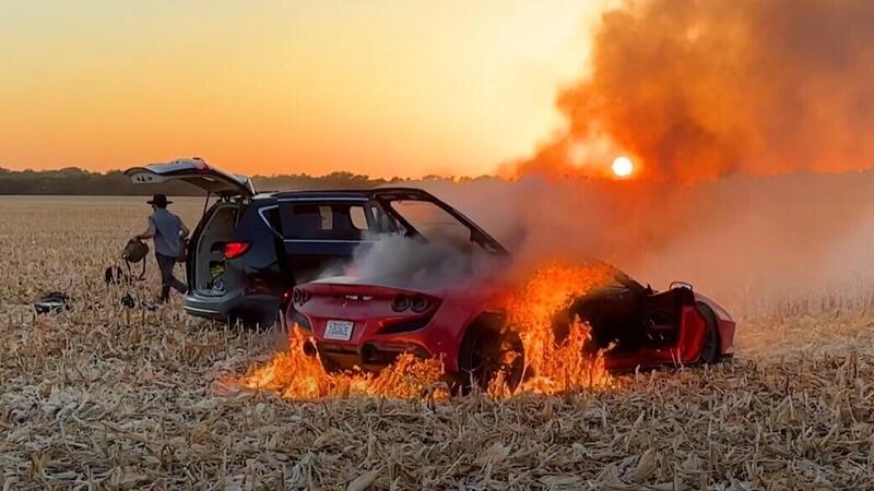 Ferrari F8 in fiamme &quot;per sbaglio&quot;, lo youtuber improvvisa [VIDEO]