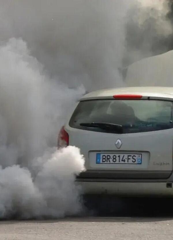 I governi vogliono le auto elettriche, ma la gente cerca ancora il diesel. Ecco i dati