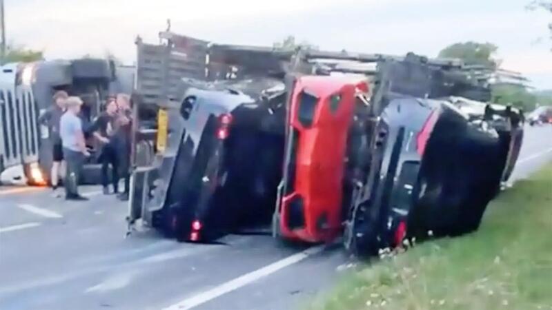 Si ribalta con la bisarca ed piovono Ferrari, Lamborghini, Bentley [VIDEO]