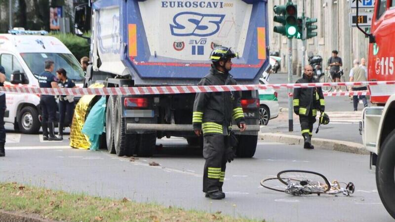 Milano, altro incidente mortale: ciclista investita da un autocarro