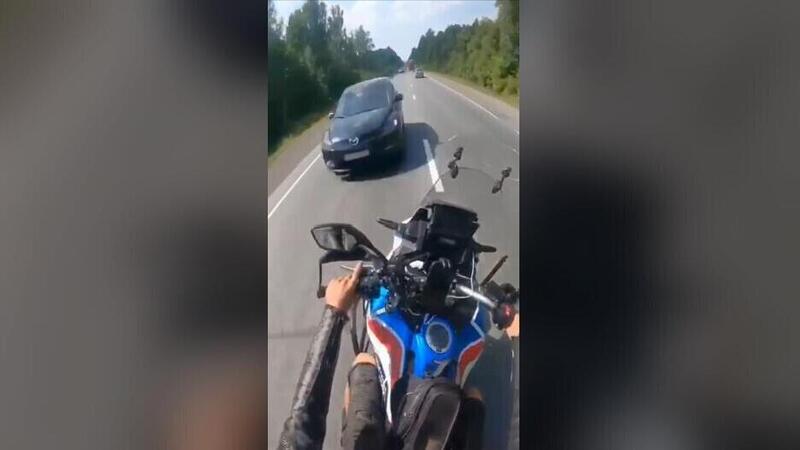 Sorpasso in moto: evita il frontale per un pelo, ma il piede... [VIDEO CHOC]