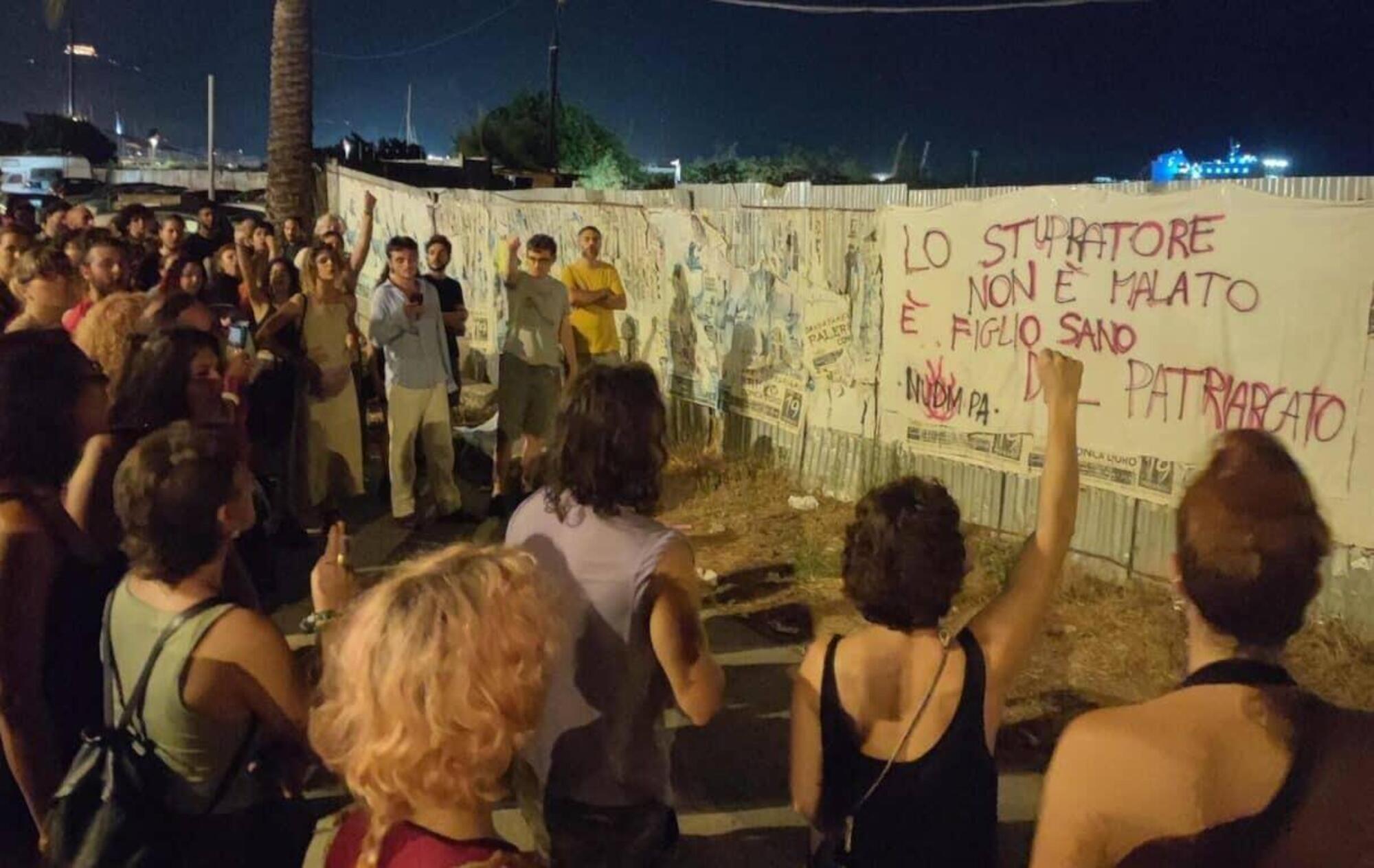 La manifestazione contro i ragazzi che hanno stuprato una ragazza a Palermo