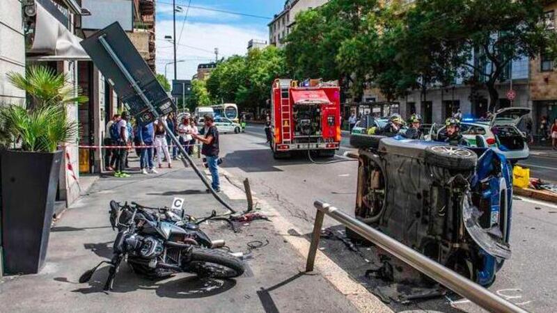 Incidente a Milano. Auto si ribalta e fa cascare un palo su una ciclista: codice rosso