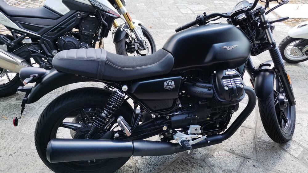 Moto Guzzi V7 Stone (2021 - 24) (2)
