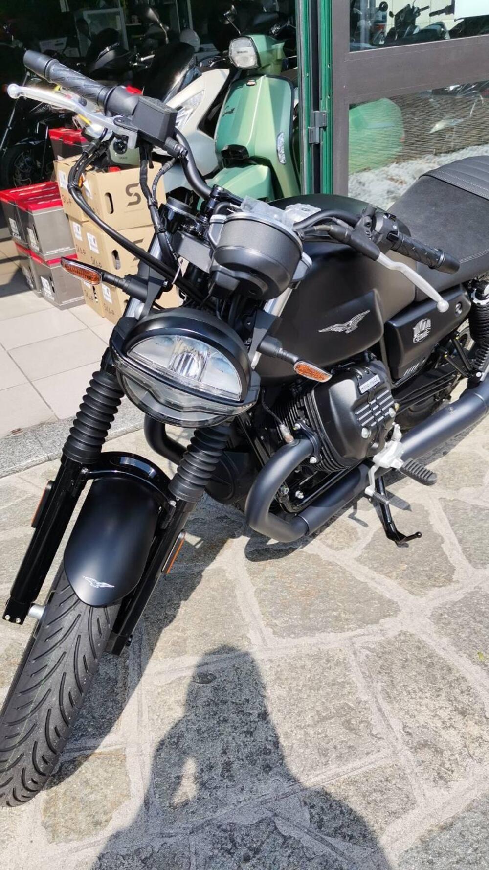 Moto Guzzi V7 Stone (2021 - 24) (3)