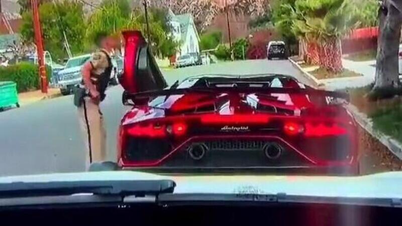 Patente e libretto, arriva la sorpresa Lamborghini [VIDEO DIVERTENTI, ma finti]