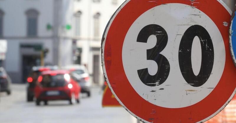 Traffico a 30 km/h nelle grandi citt&agrave;: &egrave; questa la strada giusta? L&#039;indagine di Moto.it