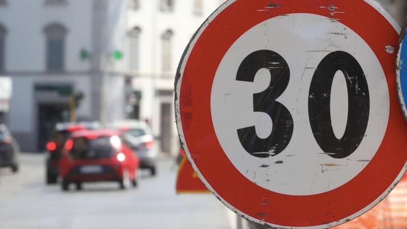 Traffico a 30 km/h nelle grandi citt&agrave;: &egrave; questa la strada giusta? L&#039;indagine di Moto.it