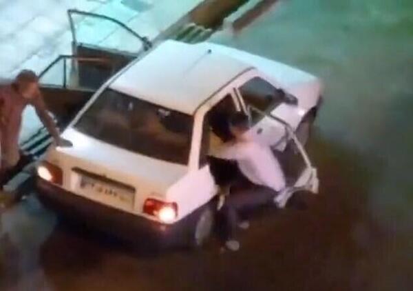 Trascinata fuori dall&#039;auto e picchiata perch&eacute; non indossa l&rsquo;hijab: incredibile la sua reazione [VIDEO]