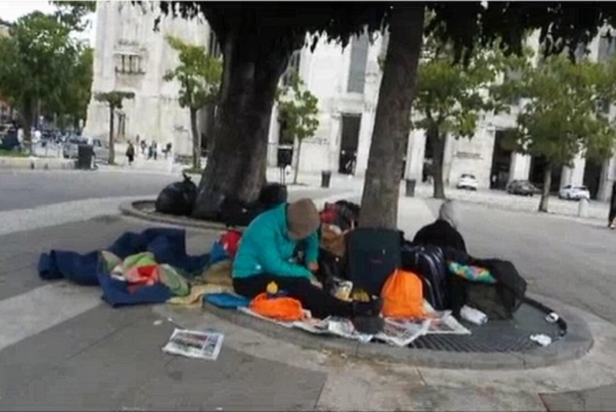 I senzatetto che bivaccano in parchetti e aree verdi intorno alla Stazione Centrale di Milano