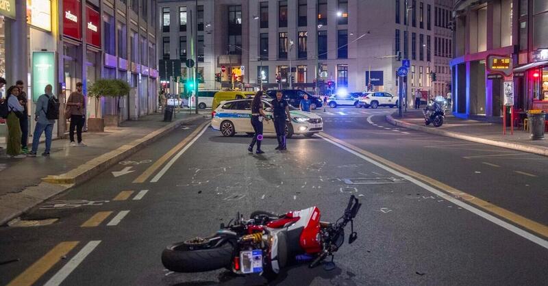 Milano, 26enne travolta da una moto in centro. &Egrave; grave