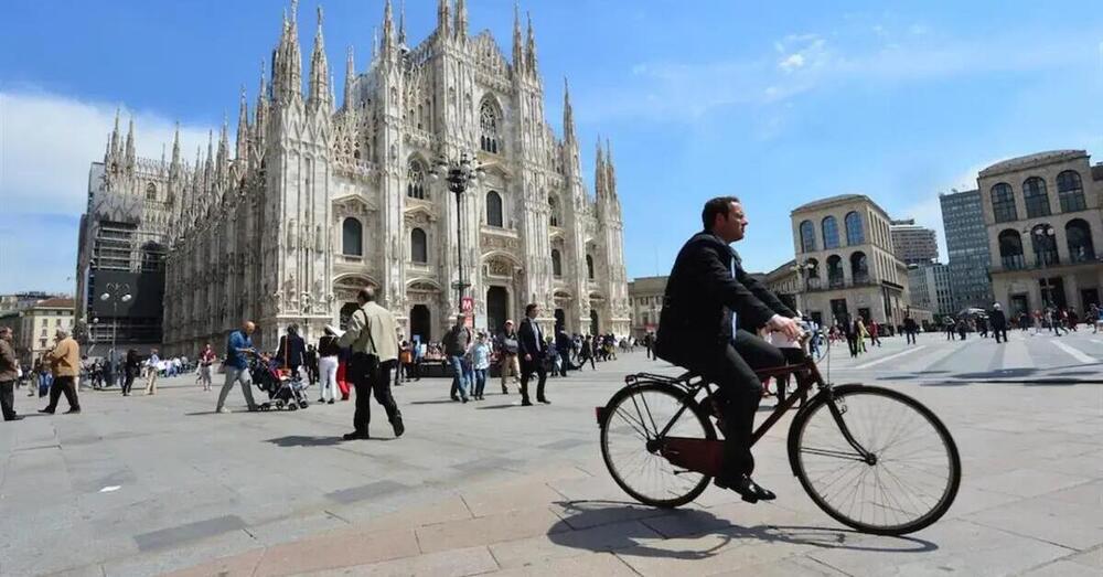 Dopo tutti gli incidenti abbiamo vissuto un giorno da ciclisti a Milano. Il risultato? Poca strada e tanto marciapiede per sopravvivere alle auto
