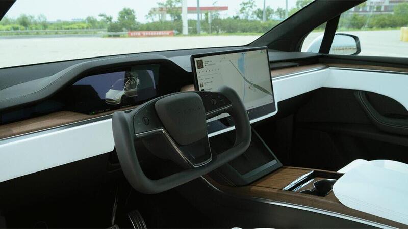 Tesla. il volante yoke va fuori gioco, ma se proprio lo vuoi....