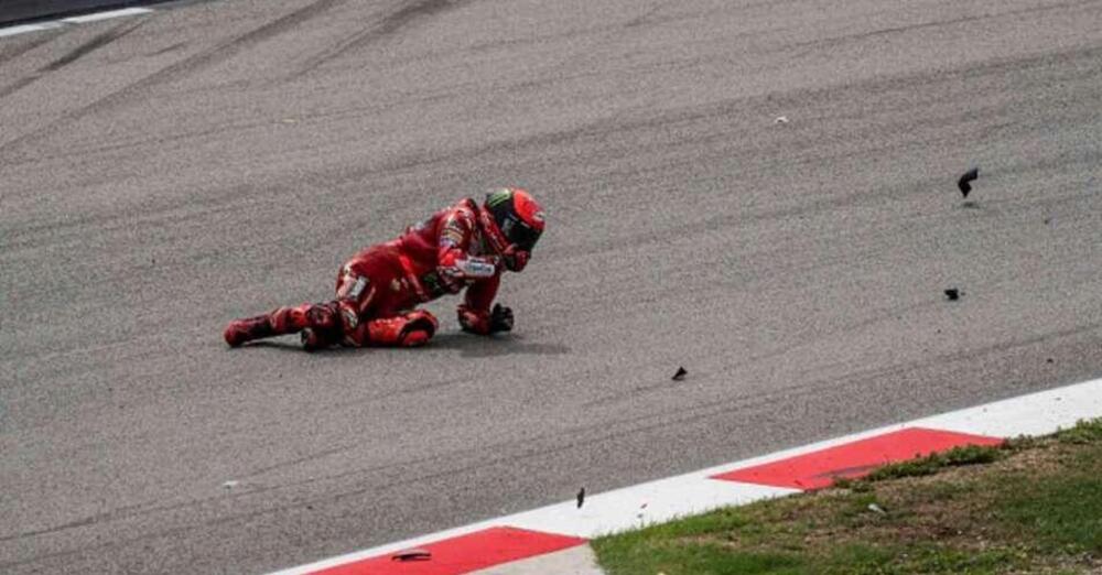 Le immagini del crash di Pecco Bagnaia dividono la MotoGP. Marquez: &ldquo;Ho spento la tv per non distrarmi&rdquo;. Quartararo: &ldquo;19 replay inaccettabili&rdquo;