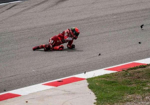 Le immagini del crash di Pecco Bagnaia dividono la MotoGP. Marquez: &ldquo;Ho spento la tv per non distrarmi&rdquo;. Quartararo: &ldquo;19 replay inaccettabili&rdquo;