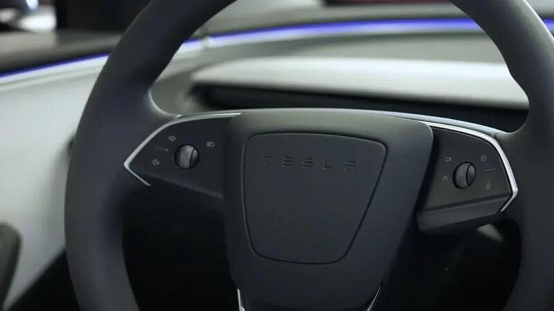 Tesla Model 3 2024: a molti non piacciono le frecce sullo sterzo