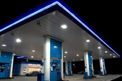 Prezzo carburanti, la benzina sale oltre i 2 euro al litro