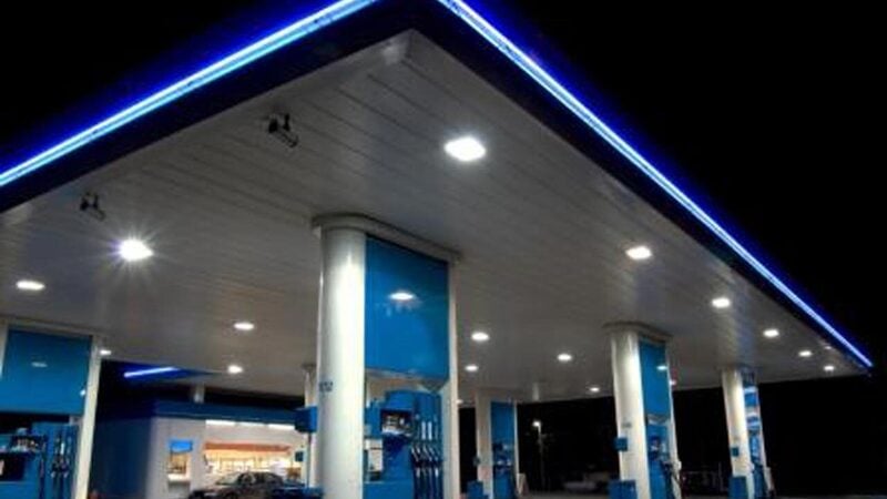 Prezzo carburanti, la benzina sale oltre i 2 euro al litro