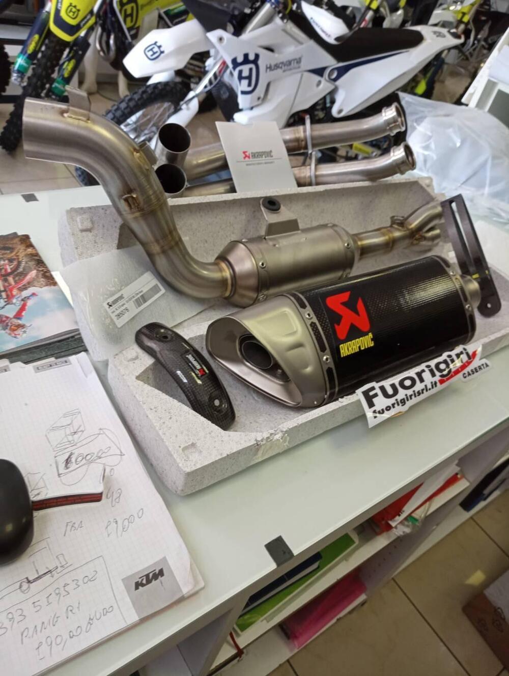 SCARICO AKRAPOVIC (2)