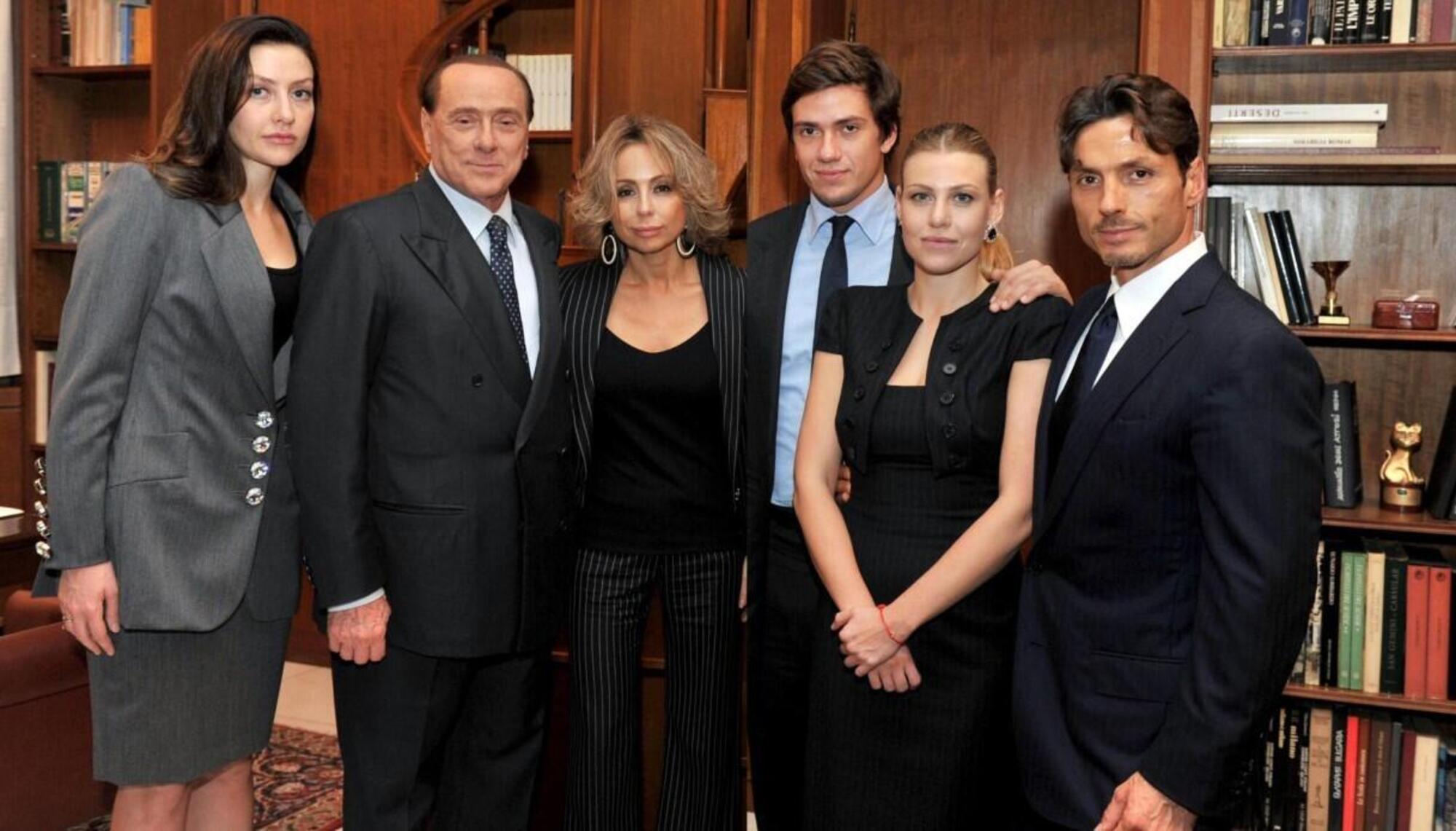 Silvio Berlusconi con i figli Eleonora, Marina, Luigi, Barbara e Pier Silvio