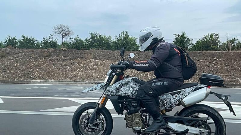 Beccata su strada una misteriosa monocilindrica. E&#039; una Ducati?